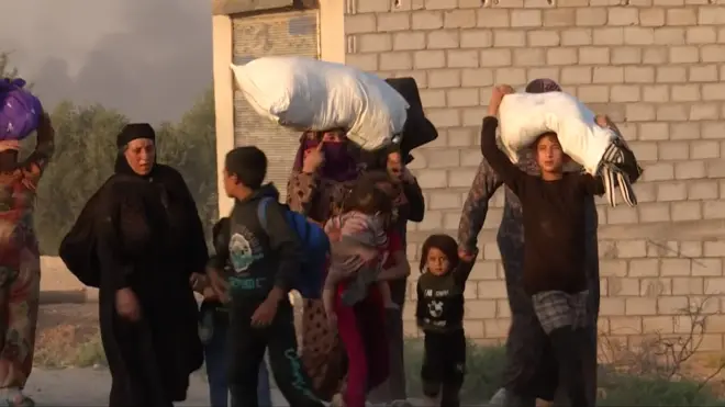 Жители покидают дома.