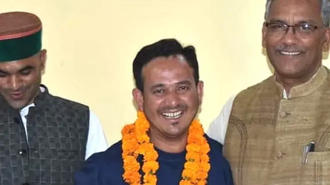 पूर्व मुख्यमंत्री त्रिवेंद्र सिंह रावत के साथ हाकम सिंह