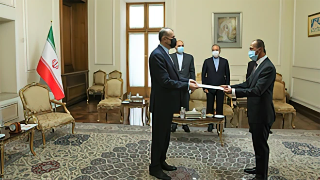 السفير الكويتي بدر عبد الله المنيخ يسلّم أوراق اعتماده إلى وزير الخارجية الإيراني حسين أمير عبد اللهيان