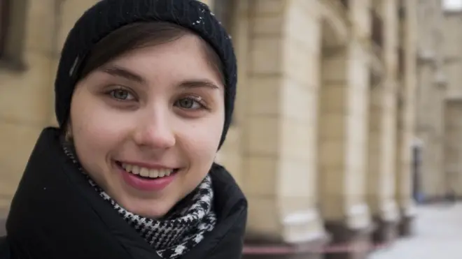 อัลยา บาซาโรวา วัย 18 ปี บอกว่า "ปูตินคือคนที่สร้างชาติของเรา"