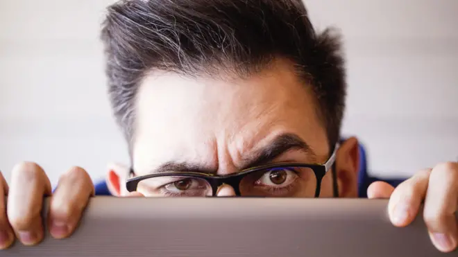 мушкарац са наочарима