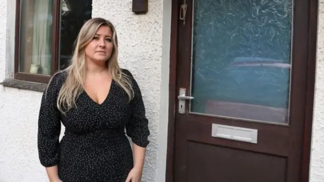 جیسکا اپنے والد کے گھر کے دروازے پر