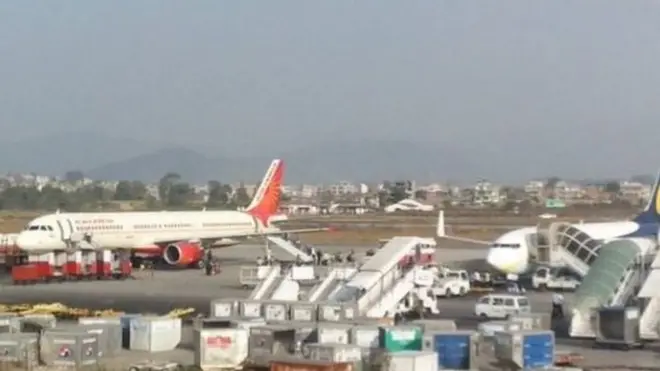 एउटा मात्र धावनमार्ग रहेको विमानस्थलमा पार्किङ्स्थलसँग जोड्ने ट्याक्सीवे समेत छोटो हुँदा एउटा जहाजले लामो समय धावनमार्ग ओगट्ने गरेको विमानस्थल अधिकारीहरू बताउँछन्।