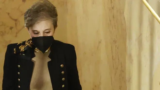 اعتبر سياسيون معارضون انه تم عزل باز استيبان باعتبارها كبش فداء لإنقاذ الحكومة