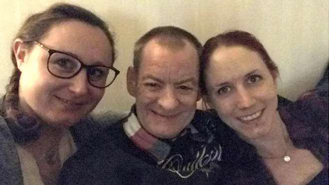 Jimmy Fraser con Annis Lindkvist (L) y su hermana Emma Ahlstrom en Suecia.