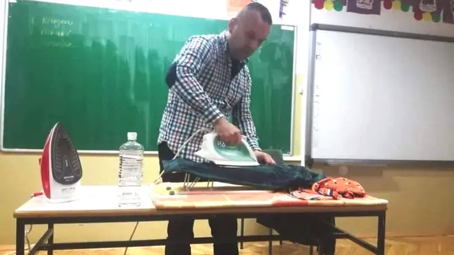 Učitelj Sava Kovačević pokazuje đacima petog razreda kako se koristi pegla