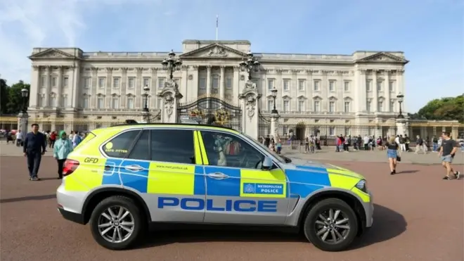 Police car outside Buckingham Palace