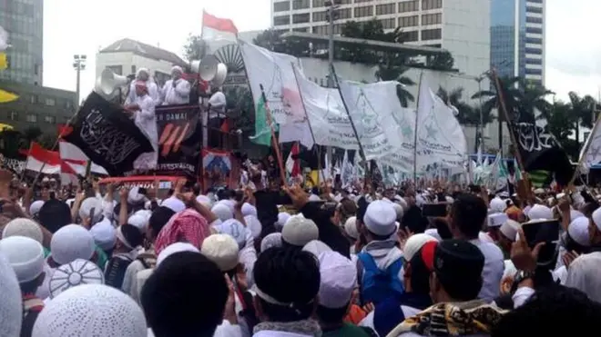 Massa 'aksi Salat Jumat' 2 Desember lalu yang dipimpin Rizieq Shihab, memenuhi jalanan Thamrin-Sudirman, 'untuk menyapa warga.'