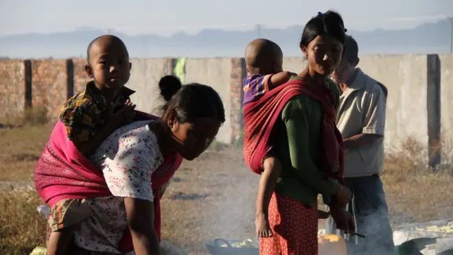 စစ်ဘေးက ပြေးရတဲ့ အမျိုးသမီးနဲ့ ကလေးတွေ