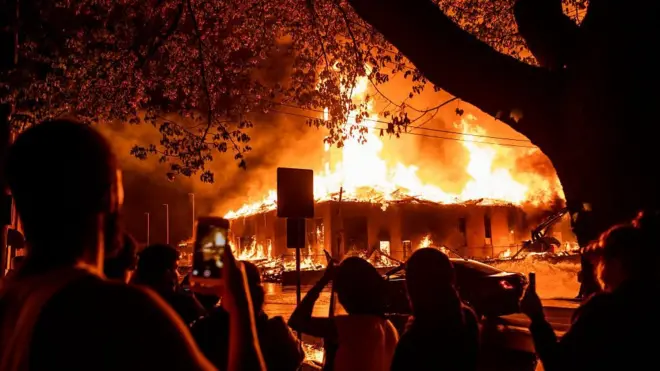 George Floyd'un öldürülmesi protestolarının ikinci gününde bir kişi hayatını kaybetti