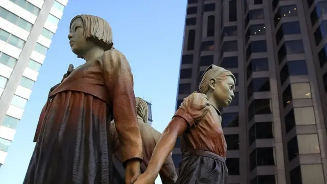 雕像三名女子代表中國、台灣和菲律賓的受害者