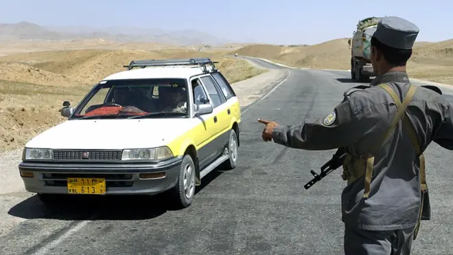 د غزني چارواکي دا ادعا ردوي چې پولیس له موټر چلوونکو پیسې اخلي