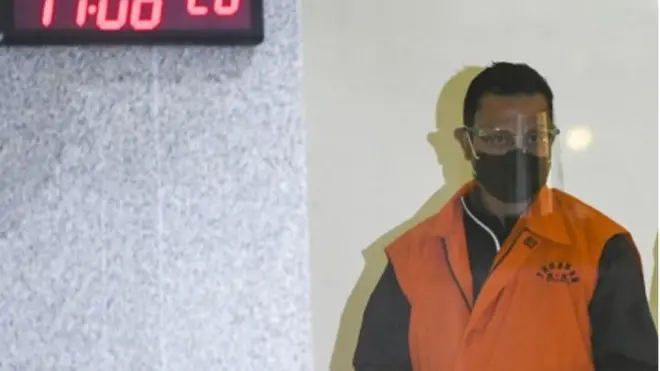 Menteri Sosial Juliari P Batubara meninggalkan ruang pemeriksaan di Gedung Komisi Pemberantasan Korupsi (KPK), Jakarta, Minggu (6/12/2020).