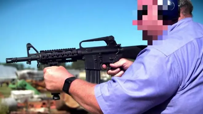 Мужчина с AR-15