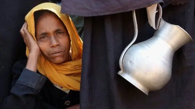 ہزاروں کی تعداد میں روہنگیا مسلمان ملک چھوڑ کے بنگلہ دیش بھاگ چکے ہیں