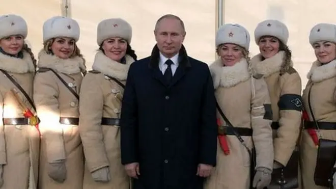 Владимир Путин и девушки в тулупах