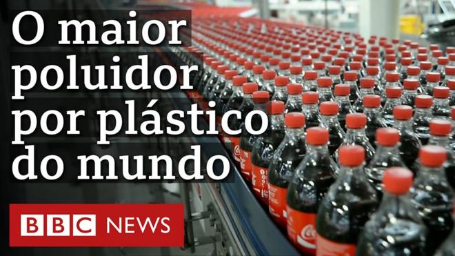 Garrafas da Coca-Cola e o texto: o maior poluidor por plástico do mundo