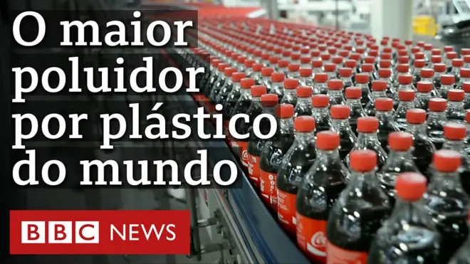 Garrafas da Coca-Cola e o texto: o maior poluidor por plástico do mundo