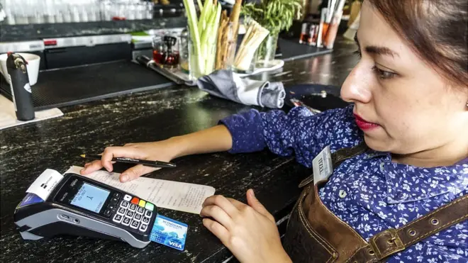 Mesera con tarjeta de crédito