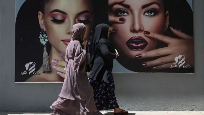 Katika mitaa ya Kabul, hadi siku chache zilizopita uliweza kuona matangazo na wanawake waliojipaka vipodozi