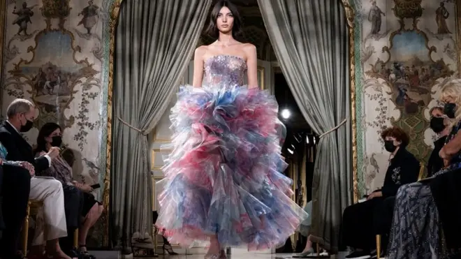 سينثيا أريبولا تخطو على منصّة عرض الأزياء في أسبوع باريس للموضة.