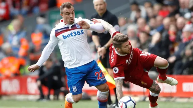 شاكيري في صراع على الكرة مع مورينو لاعب ليفربول