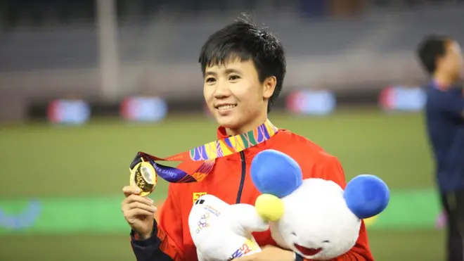 Nu tuyen thu bong da Tuyet Dung chia se cam giac khi gianh huy chuong vang Sea Games 30.