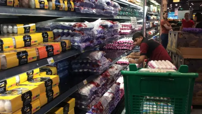 عامل في أحد المحال في قطر