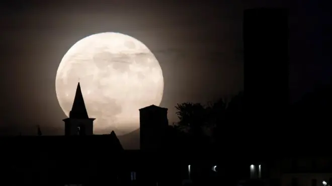 Muonekano wa mwezi wakati wa usikiu