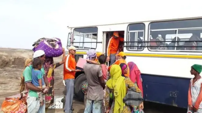 لوگوں کو ساحلی علاقوں سے ہٹا کر محفوظ مقامات تک پہنچانے کا عمل شروع ہو گیا ہے