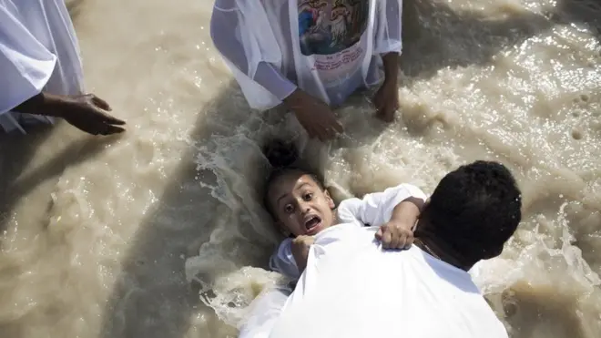 ในช่วงเทศกาลฉลองการเสด็จมาของพระเยซู ที่ควาซร์-ยาฮุด บนฝั่งตะวันตกของแม่น้ำจอร์แดน ซึ่งเป็นที่ที่เหล่าคริสเตียนเชื่อว่าจอห์น เดอะ แบปทิสต์ได้ทำพิธีล้างบาปให้แก่พระเยซู เนื่องจากบริเวณนี้เป็นดินแดนที่อ่อนไหว จึงมีสัญญาตกลงกันระหว่างรัฐบาลอิสราเอล ทางการปาเลสไตน์และกลุ่มออร์โธด็อกซ์ 7 นิกายเพื่อให้ผู้มาเยือนเข้าไปในบริเวณนี้ได้