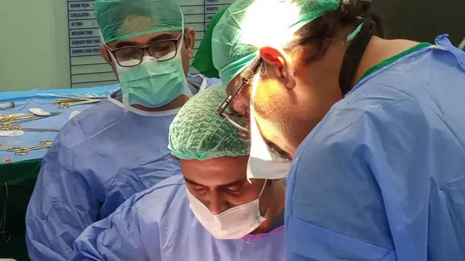 ڈاکٹرز آپریشن کرتے ہوئے