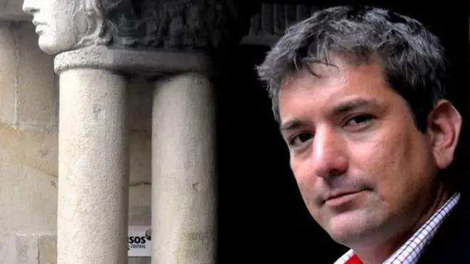 Santiago Roncagliolo nació en Perú pero vive en Barcelona con sus esposa y dos hijos.