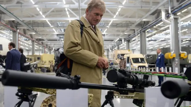 Необходимо "как-то хеджировать свои риски", заявил пресс-секретарь президента Дмитрий Песков