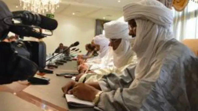 Au Mali, la coordination des mouvements de l'Azawad CMA et la Plateforme des groupes armés proches du gouvernement ont signé mercredi à Bamako un cessez-le-feu global.