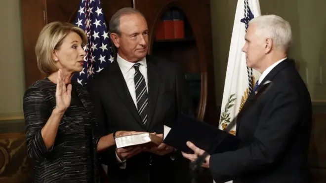 တဖက် မဲ ၅၀ စီ နဲ့ ထိပ်တိုက် ဖြစ်နေလို့ နောက်ဆုံး ဒုတိယ သမ္မတ မိုက် ပန့်စ် က သူကိုယ်တိုင် မဲ ထည့် ဝင်ရောက် ဖြေရှင်း