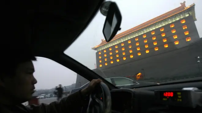 西安推行廁所"所長制"是為了促使市區公共區域、旅遊景區、旅遊點、餐館、娛樂場所等的廁所達到國家標凖（圖為出租車司機駕車經過知名旅遊景點西安北門）。