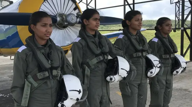 ශ්‍රී ලංකා ගුවන් හමුදාව පළමුවරට ගුවන් නියමුවරියන් බඳවා ගනී