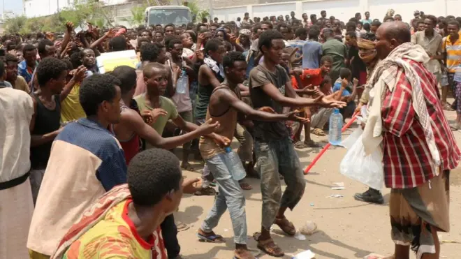 ኣብ የመን ከተማ ኤደን ዝርከቡ ስደተኛታት ኣብ ስታድየም ረድኤት ንምቕባል እንትዳፍኡ