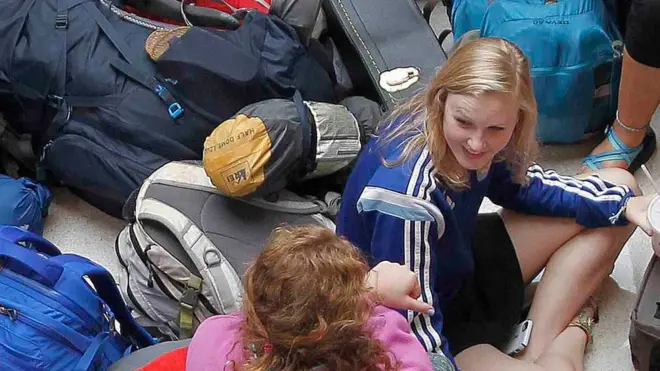 Pasajeros en el piso en el aeropuerto Hartsfield Jackson en Atlanta