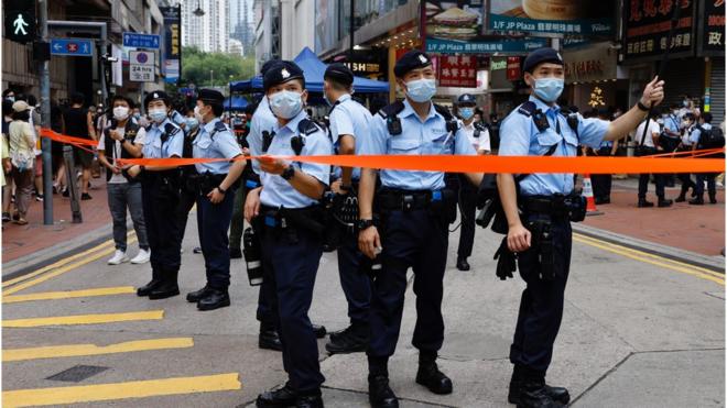 香港媒體稱警方動員了一萬名警員應對突發事件。