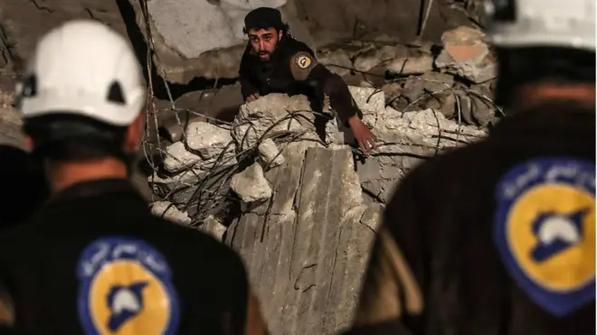 الخوذ البيض