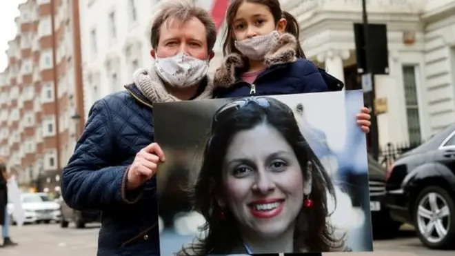 همسر و فرزند نازنین زاغری مقابل سفارت ایران در لندن - ۸ مارس ۲۰۲۱