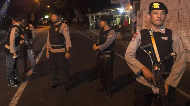 Polisi melakukan penjagaan saat penangkapan terduga teroris di Jl. Kaliurang, Ngaglik, Sleman, DI Yogyakarta, Sabtu (14/7). Dalam penangkapan itu Polisi menembak tiga terduga teroris.