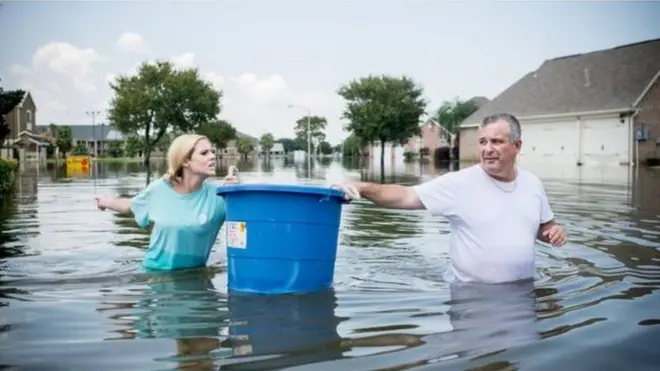 Dis people wey dey stay Port Arthur, Texas, used bucket to try save some of their property