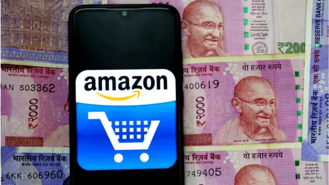 భారత కరెన్సీ నోట్లపై ఉన్న ఒక స్మార్ట్‌ఫోన్‌లో అమెజాన్ యాప్ గుర్తు