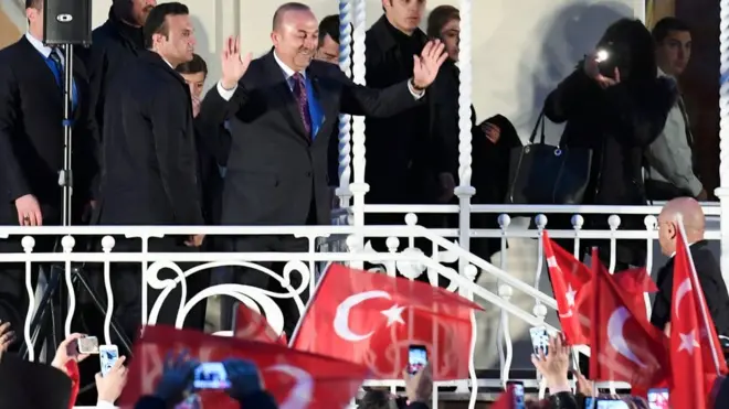 Çavuşoğlu, Hamburg Konsolosluğu'nun balkonundan taraftarlarına seslendi.