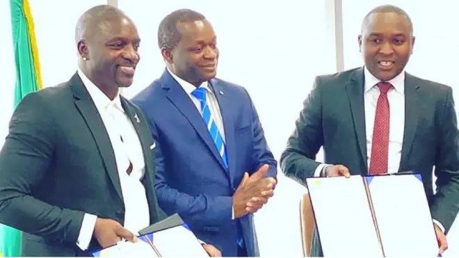 Akon with Senegal officials