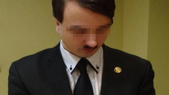 这名把自己打扮成希特勒模样的小伙子日前被警方抓捕。