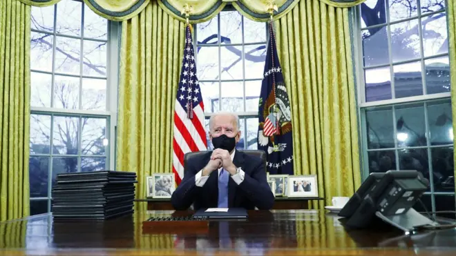 В первый день в Овальном кабинете Джо Байдену положили на стол большую кипу указов на подпись. В одном из них предписывается носить маски во всех федеральных учреждениях